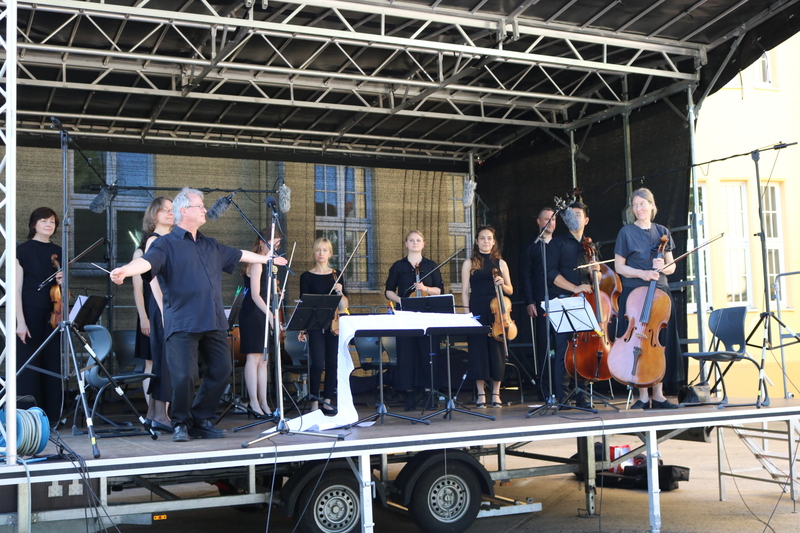 Open-Air-Konzert begeistert auf Schulhof, Berlin-Karow
